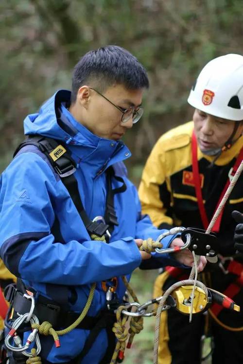 央视《地理中国》栏目摄制组镇巴之行 探秘汉中天坑群全纪录